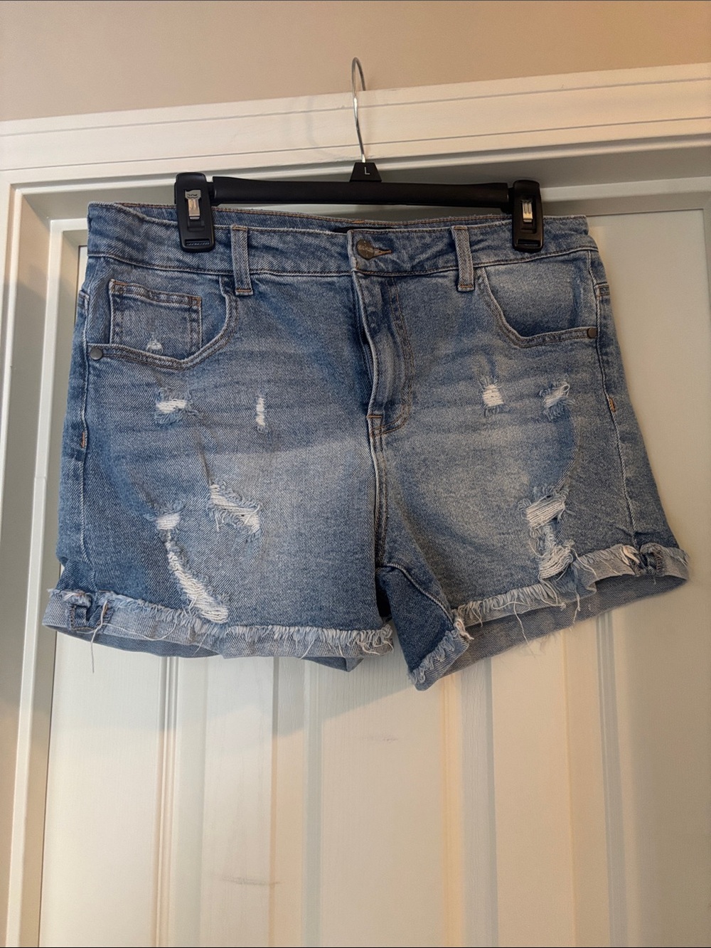 Kendall & Kylie Distressed Light Wash Denim Shorts size 13/31 juniors